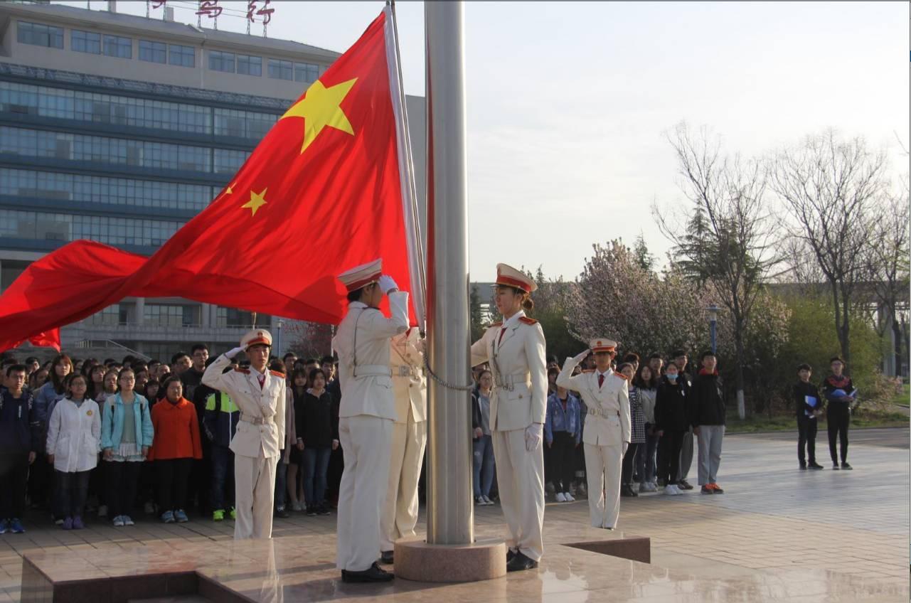 黑色拼接上衣搭配破洞牛仔裤，时尚个性的穿搭你会不会心动？游戏画面